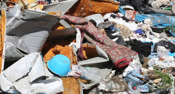 难民营中垃圾桶或垃圾填埋场或垃圾堆图片