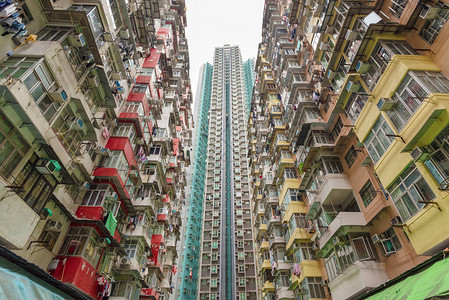 香港市人口拥挤的旧住宅图片