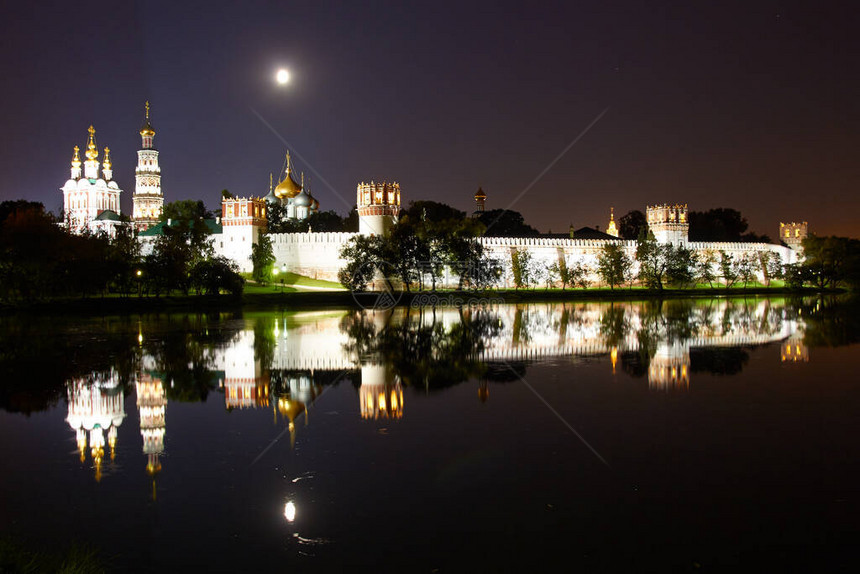 Novodevichy修道院夜视图片