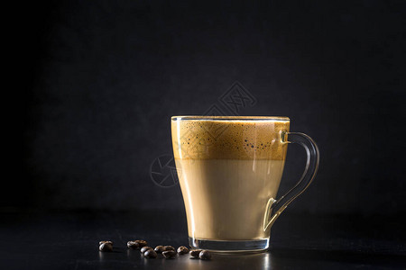 咖啡时髦的卷毛奶油泡咖啡在黑暗图片