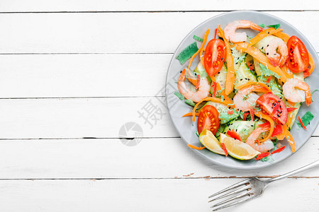 番茄黄瓜和虾的沙拉新鲜海图片