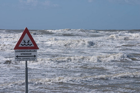 一个标志警告海堤造成的危险水流有淹没的危险图片