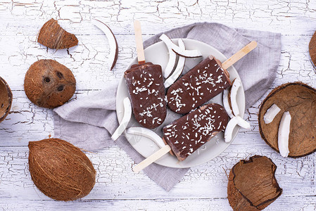 巧克力釉中的椰子冰淇淋冰棒图片