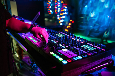 男DJ在一个派对夜总会的一位专业音乐控制员上图片