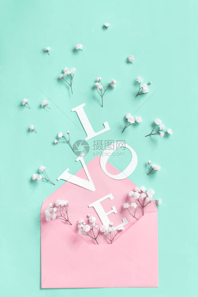 鲜花粉红信封和爱之词以浅绿色图片