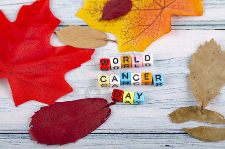 木制背景上的世界癌症日字块选择焦点图片
