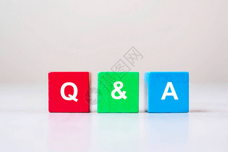 使用木制立方块的单词FAQ频率问题回答问题和问信息沟通和图片