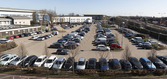繁忙的医院停车场示例背景图片