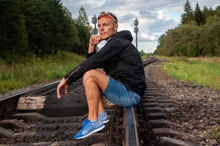 男人坐在铁轨上思考为了图片