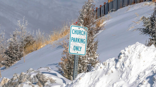 全景建筑和教堂停车场仅在瓦萨奇山的雪坡上签名图片