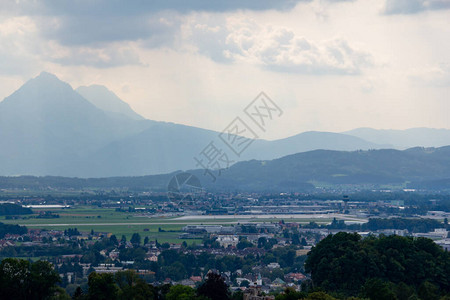 在萨尔茨堡机场和远处奥地利阿尔卑斯山上空图片