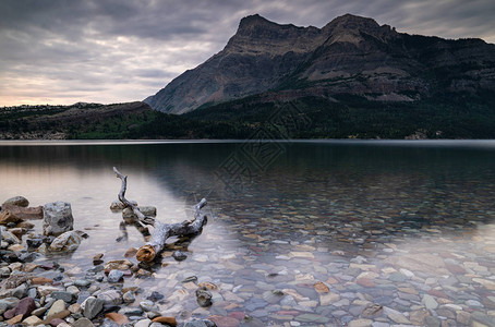 加拿大艾伯塔Waterton湖公园水顿湖日图片