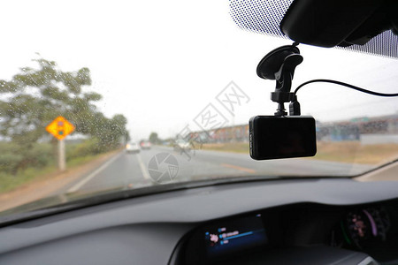 下雨天在车内驾驶的视频摄像机背景图片