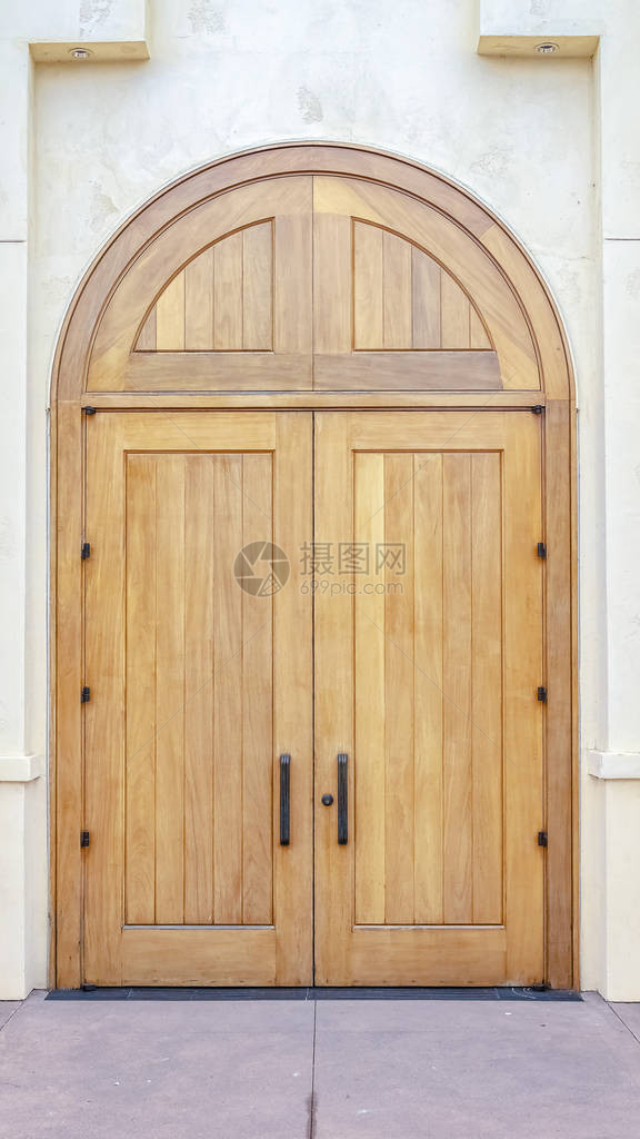 垂直双拱形木质入口门图片