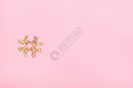 由粉红色背景上的糖果酱制成的概念糖果在线技术糖果复制空间图片