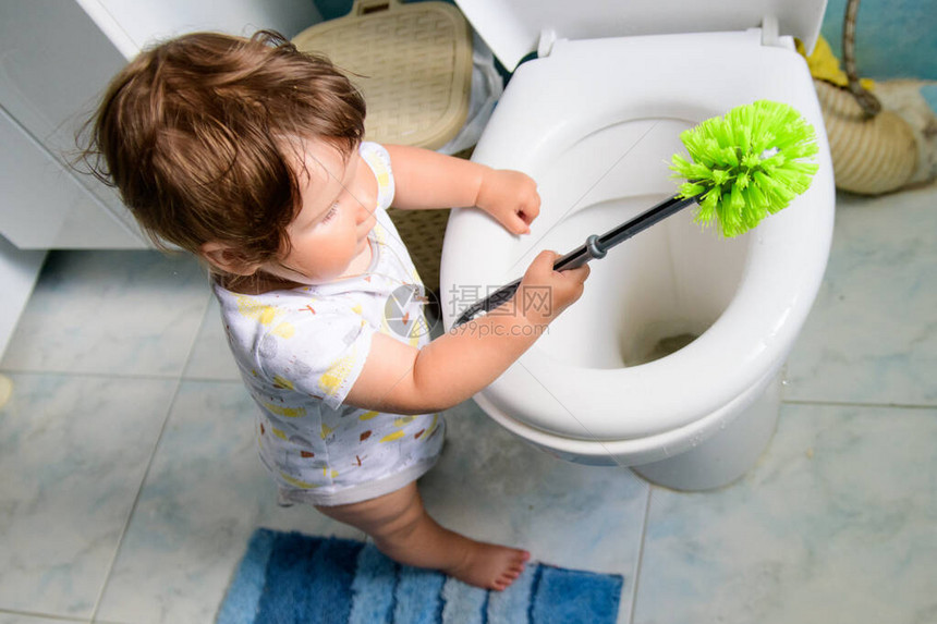 婴儿和清洁帮妈打扫卫生厕所和婴儿训图片