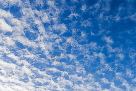 蓝天上蓬松的白云图片
