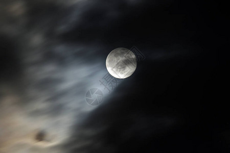 有月亮和云彩的夜空图片