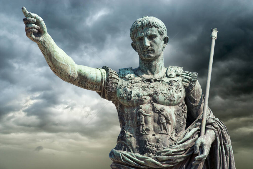 罗马意大利奥古斯都皇帝的铜像在暴风雨般图片