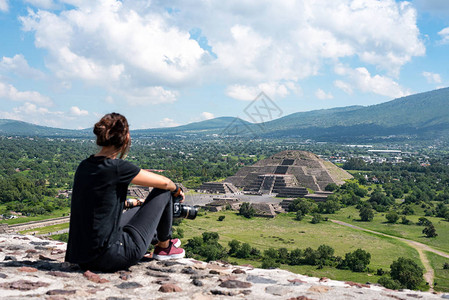 在墨西哥Teotihuacan废墟上望着亡灵大道和月球图片