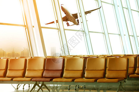 客机在场航站楼外飞行图片