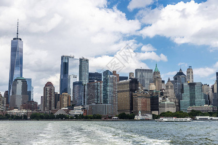美国纽约市曼哈顿现代摩天大厦的天空线观图片