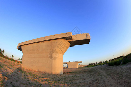 建筑工地的桥墩未完工图片
