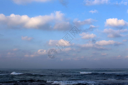 雷云和彩飘过以色列北部地中海上空背景图片