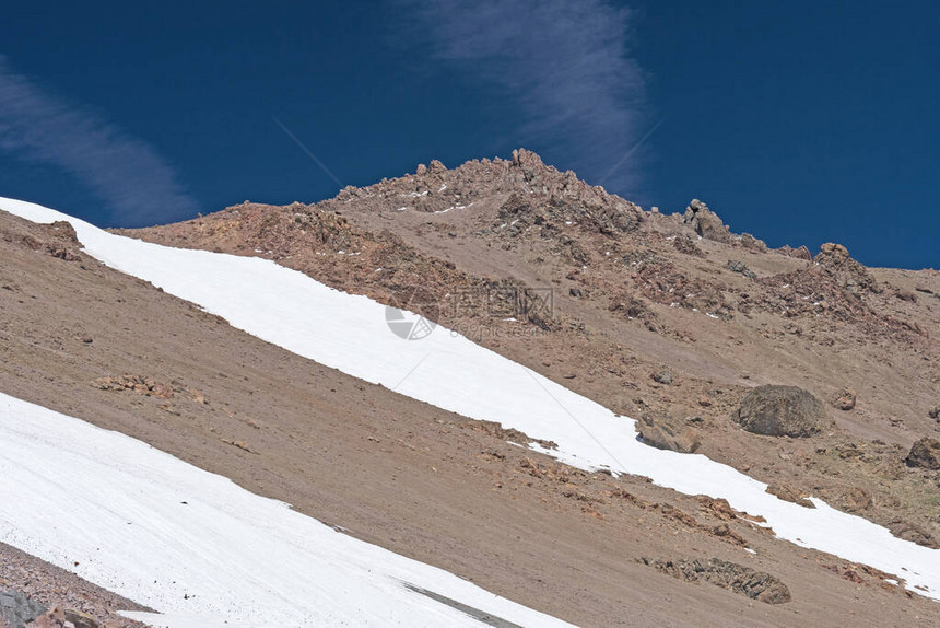 加利福尼亚Lassen火山公园的拉斯森拉山Lassen上的雪和BareRock与Bar图片