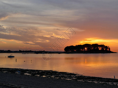 清晨海滩全景与太阳反射图片