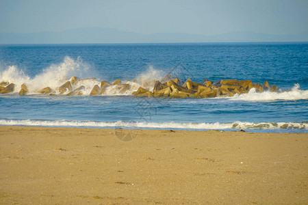 晴朗夏日沙滩海岸图片