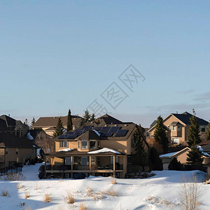 冬季瓦萨奇山雪坡上的房屋上方是一片灰色的平方天空图片