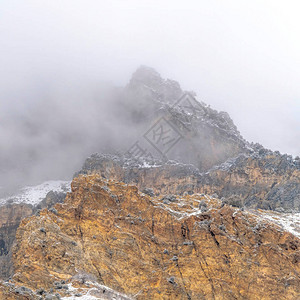 犹他州普罗沃峡谷岩山崎岖的山峰上图片