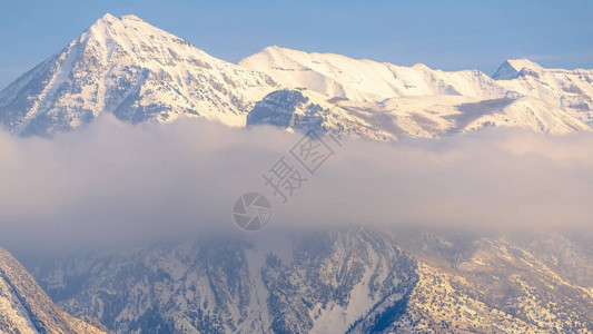 定音鼓全景图框蒂帕诺戈斯山的惊人景象满是斜坡和冰雪的峰顶厚灰云的面纱部分覆盖了这个背景