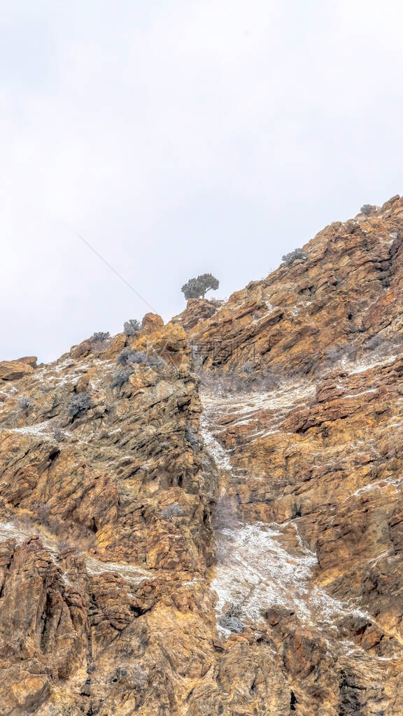 从犹他州普罗沃峡谷陡峭的岩坡上观测到垂直高空图片