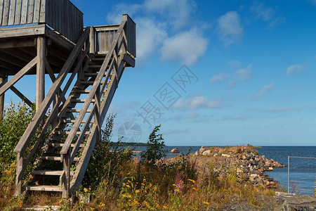 芬兰Kalajoki渔港的码头有一座旧木制警卫塔背景图片