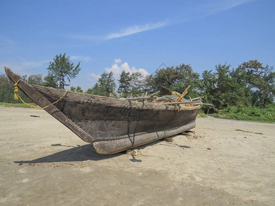 配备在沿海干燥设备的老印度渔背景