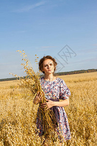 女孩站在田野里手里拿着耳朵图片