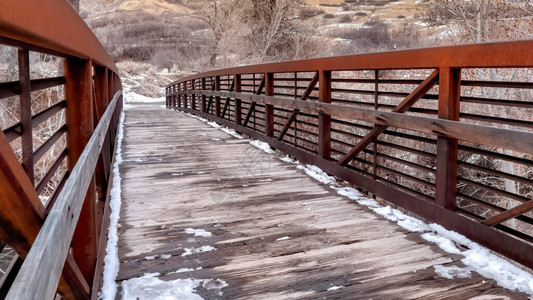 Bridge俯瞰雪山景观和树木图片