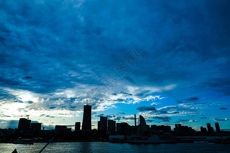 横滨港未来街景剪影图片