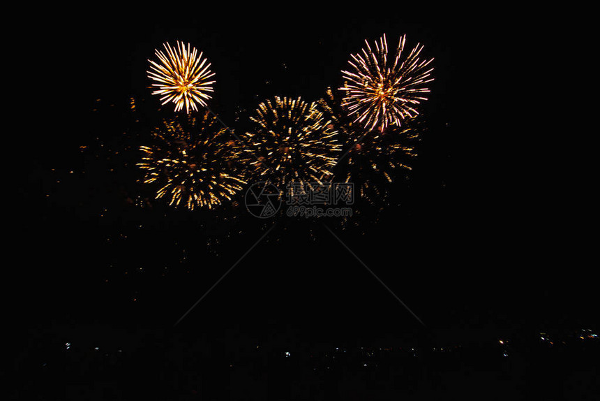 月4日独立日前未来派烟花节表演在深黑色背景天空图片