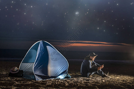 夜在天下露营帐篷图片