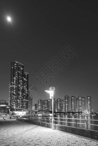 夜间香港城市的高层住宅楼和海港图片