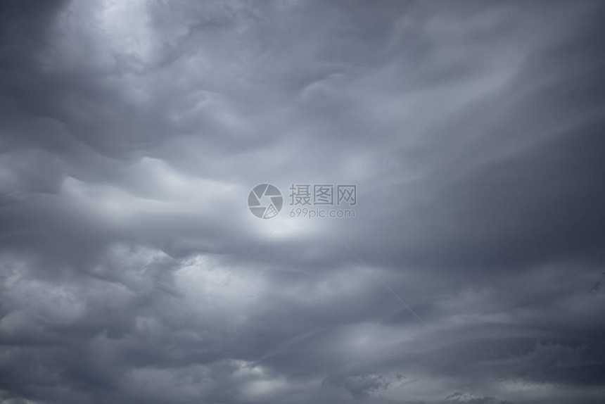 在冬季风暴中积聚的灰色云层图片