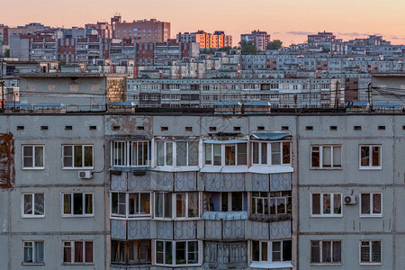 晚上俄罗斯大型公寓楼的窗户屋顶和外墙图片