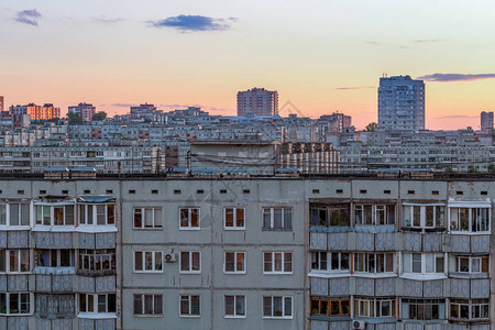 晚上俄罗斯大型公寓楼的窗户屋顶和外墙图片