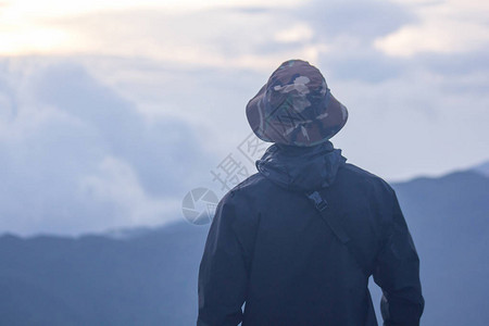 黑衬衫的人正在看山上的雾图片
