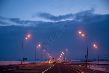 冬季下雪高速公路车行旅空间复图片