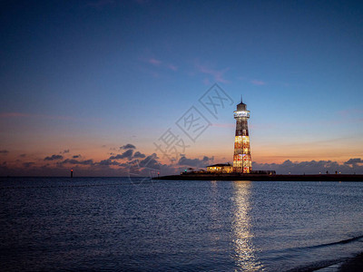 夕阳下的海上灯塔图片