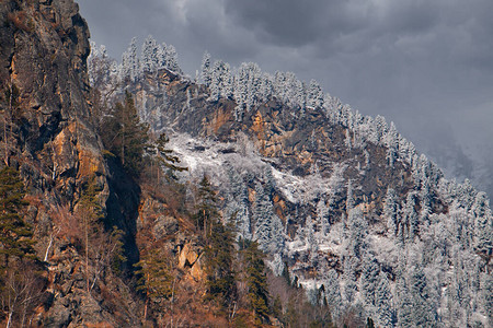 Chulyshman河谷附近的雪峰山脉图片